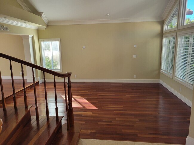 Building Photo - Beautiful Upgraded 6 Bedroom 3 Bathroom Ho...