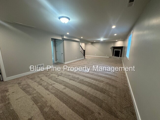 Building Photo - 3881 E Hemlock Ln