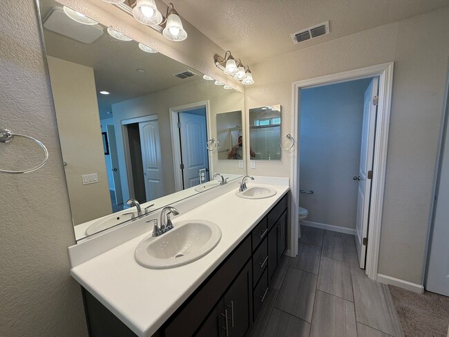 Building Photo - Two story home located in Sylvan School District!