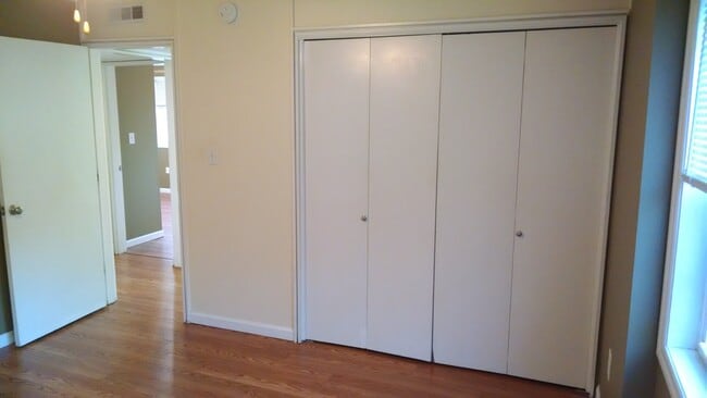 Building Photo - 3BR/2BA Condo Near UT Ag Campus & Vet School