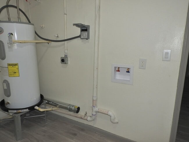 Building Photo - 408 E Coombs St