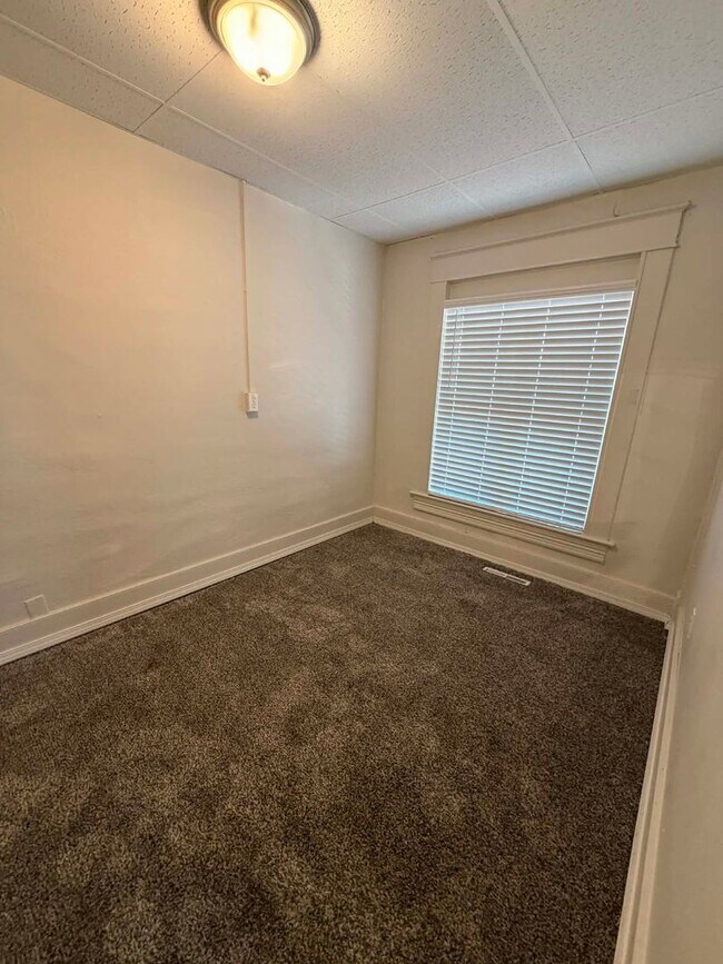 Building Photo - 210&amp;210 1/2 S Pearl