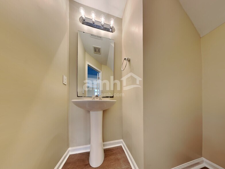 Building Photo - 1056 Whitlow Blvd