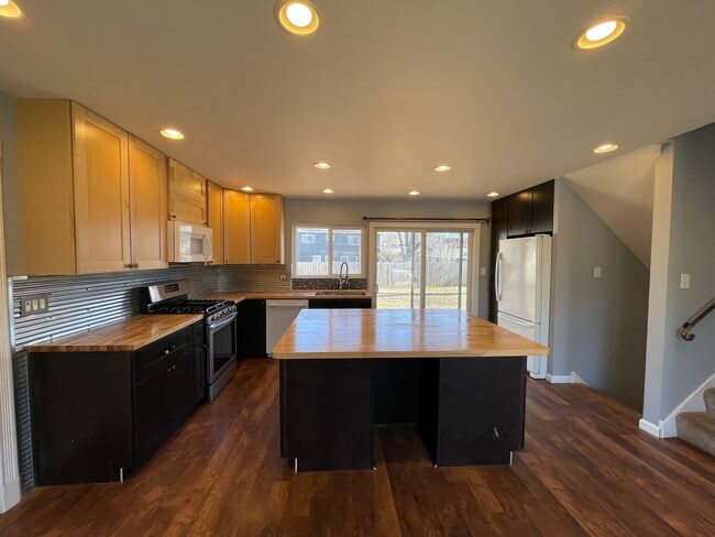 Building Photo - 144 Monterey Dr