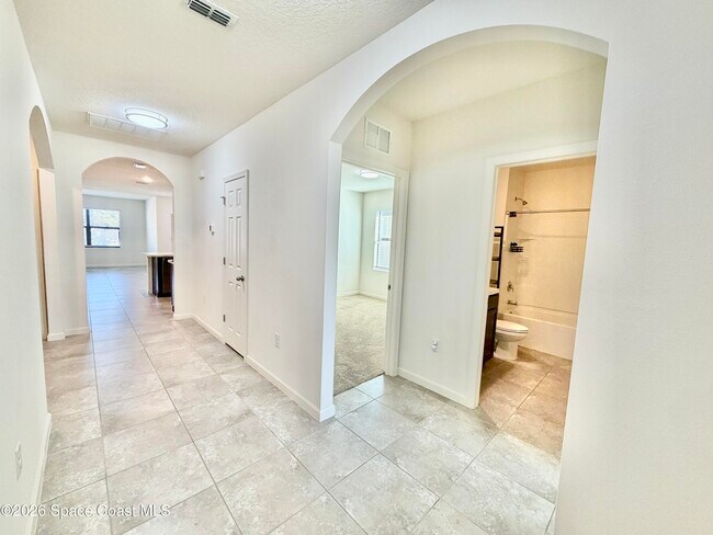 Building Photo - 388 Coyote Dr