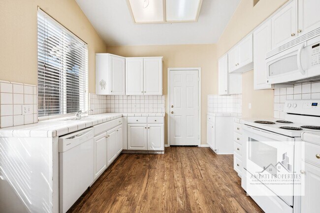 Building Photo - 3 Bed 2 Bath in Clovis Unified School District!