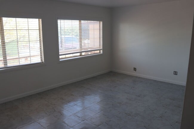 Building Photo - 2416 Cedar Dr