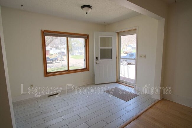 Building Photo - 609 N 13th St