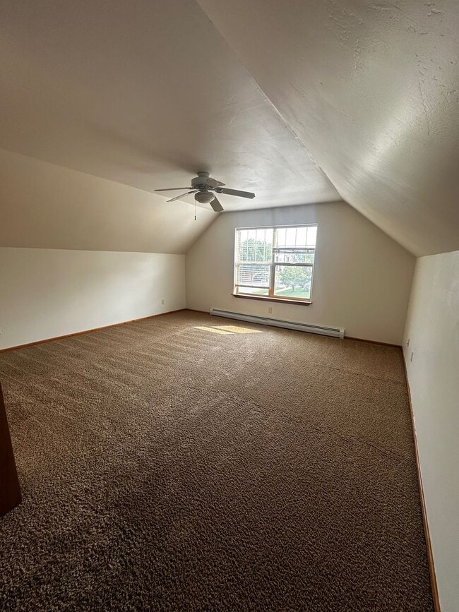 Building Photo - Beautiful 4 bedroom Home located in Centra...