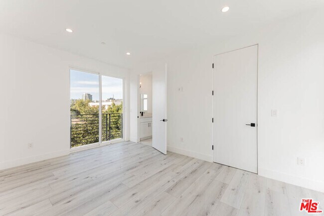 Building Photo - 1236 Beachwood Dr