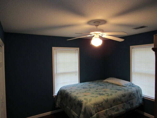 Building Photo - 142 Roanoke Dr