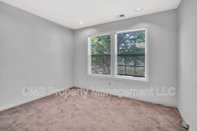 Building Photo - 302 Trinity Ct
