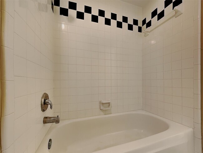 Building Photo - 11911 Lakewood Hills Dr