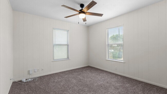 Building Photo - Charming 3-Bedroom Home with Spacious Backyard!