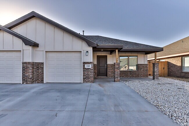 Building Photo - Luxurious Like-New Townhome Located In Nor...
