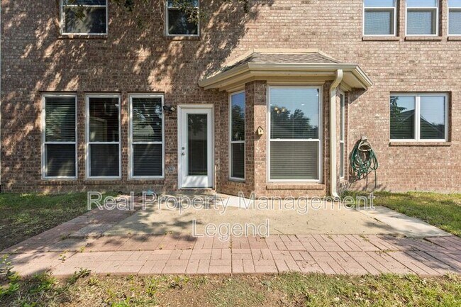 Building Photo - 1805 Sumac Dr