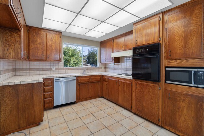Building Photo - Victorville Green Tree Home- Refurbished 4 Bedrooms, 2 Bathrooms, New Paint,