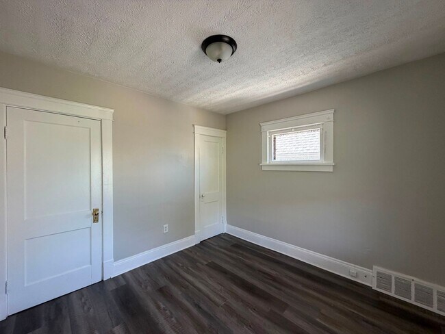 Building Photo - 10012 Manor Ave