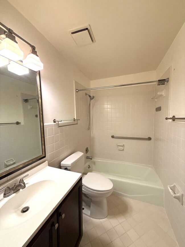 Building Photo - King John Condos