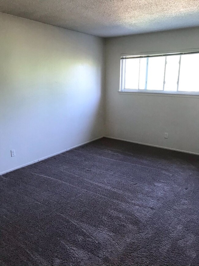 Building Photo - Convenient 2x1 with Parking- dog friendly!