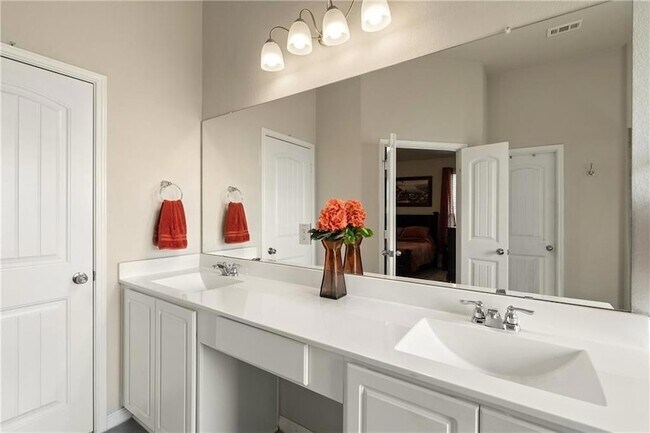 Building Photo - 601 Flag Ln