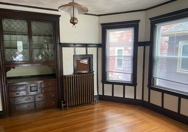 Building Photo - Gorgeous, Spacious Victorian-style Apt w/ ...
