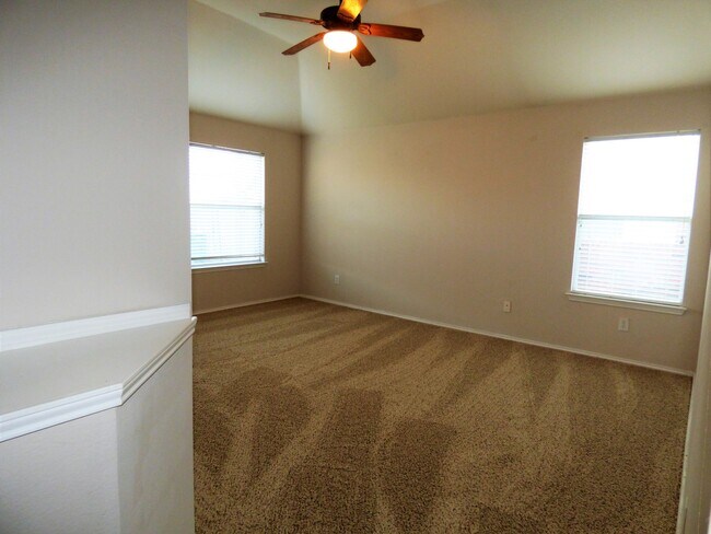 Building Photo - 3-bedroom, 2-bath home in a quiet neighborhood