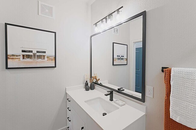 Building Photo - Stylish 2 Bed with Top Amenities!