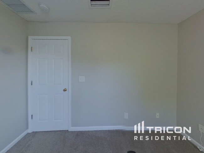 Building Photo - 582 Summer Breeze Dr N