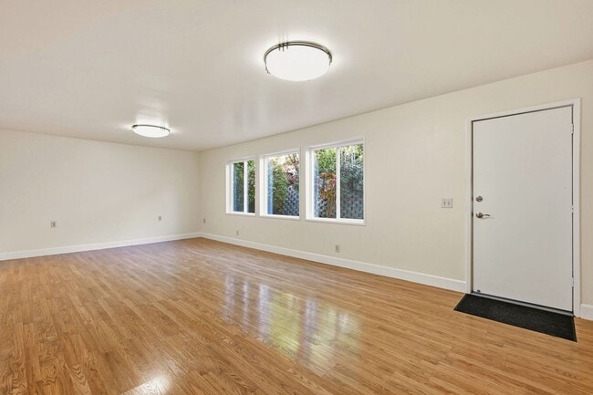 Building Photo - Spacious Three Bedroom Home in Forest Knol...