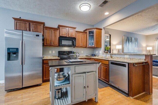 Building Photo - 2 BEDROOM 2 BATH TOWNHOME CLOSE TO DOWNTOWN