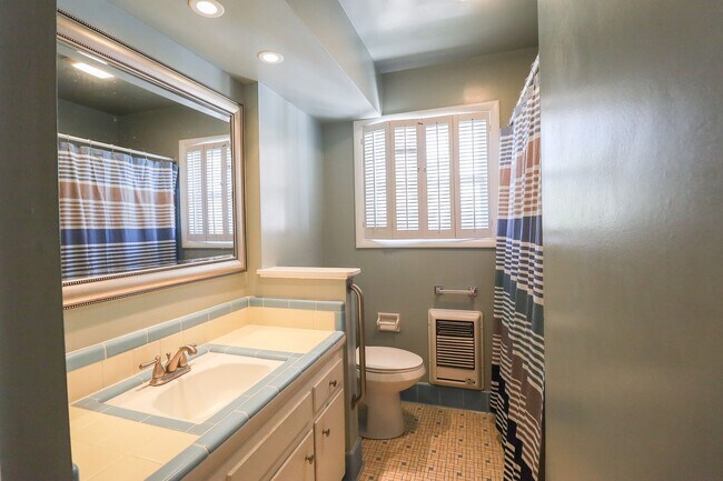 Building Photo - 3 Bed Mid-Town Beaut! Available for Immedi...