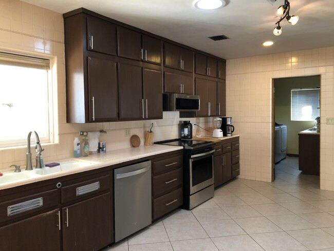 Building Photo - 2156 NW 4th Pl