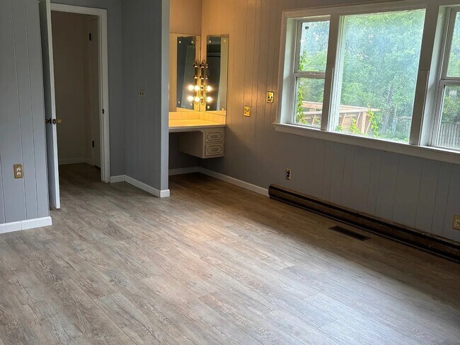 Building Photo - 1117 E Ridgeway Dr