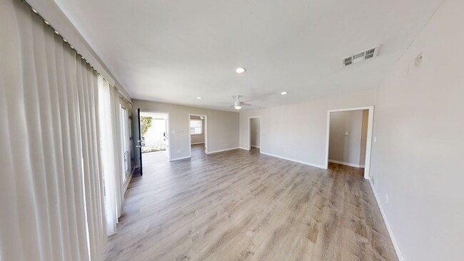 Building Photo - 5577 Mary Ln Dr