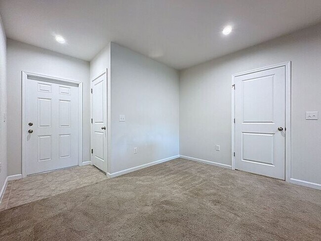 Building Photo - Dream Townhome in Magnolia Grove, Davenport !