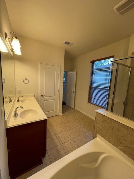 Building Photo - 16511 Winthrop Bend Ln