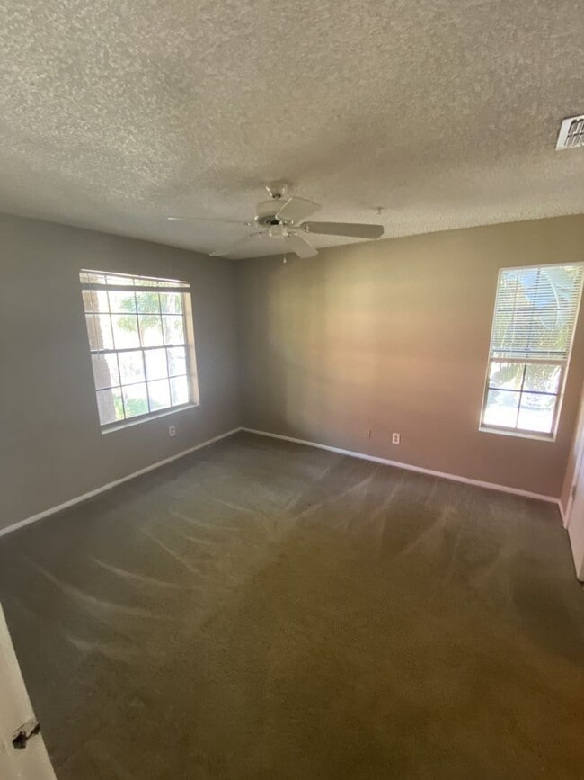 Building Photo - Large 2 bedroom 2 bath Condo