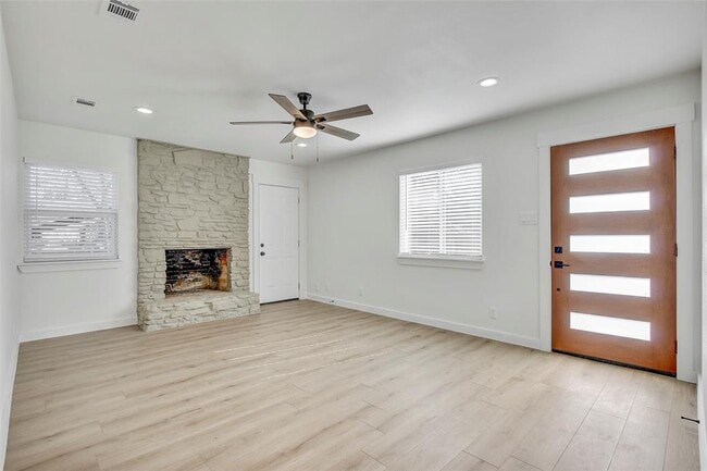 Building Photo - 1402 Valleyridge Cir
