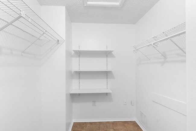 Building Photo - Beautiful Newly Renovated 2 Bedroom 2 Bath...