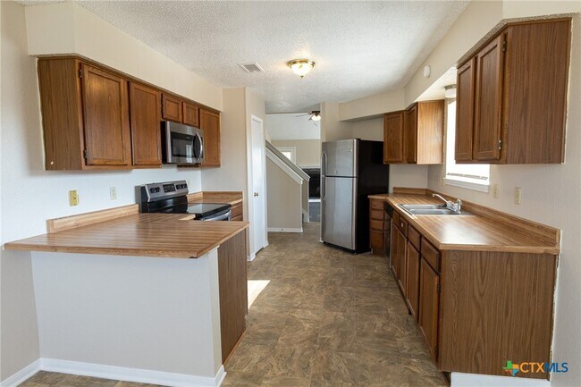 Building Photo - 2701 Woodlands Dr