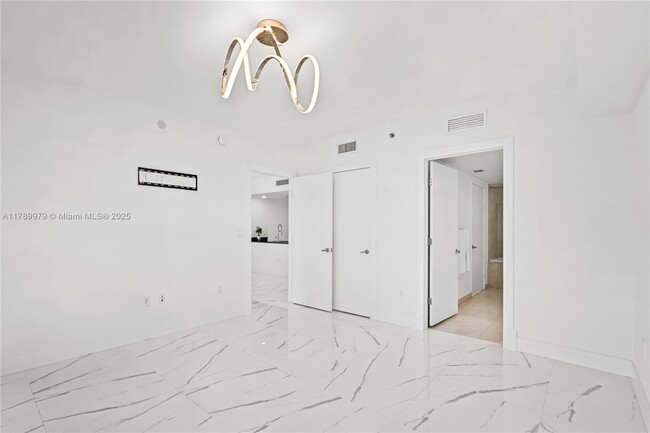 Building Photo - 475 Brickell Ave