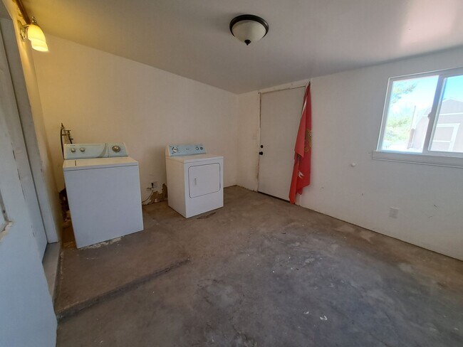 Building Photo - All Tile & Mini Splits!
