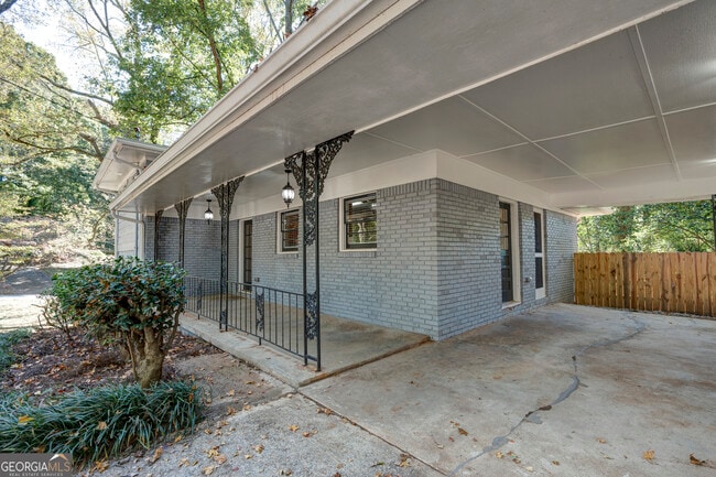 Building Photo - 3823 Kingswood Dr