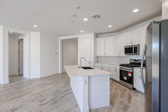 Building Photo - 7682 W Jackrabbit Ln