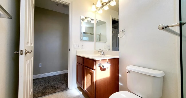 Building Photo - Beautifully Remolded Upscale 2 bed 2 bath ...