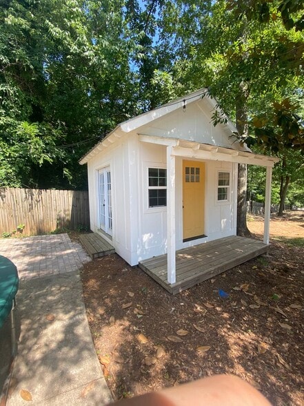 Building Photo - AVAILABLE NOW