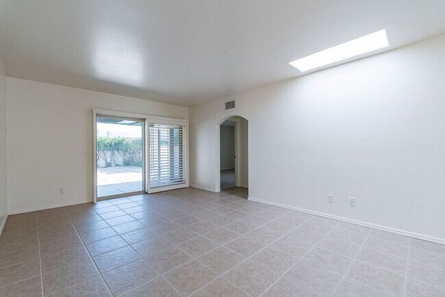 Building Photo - Move-In Ready 2-Bed Tucson Home with Natur...