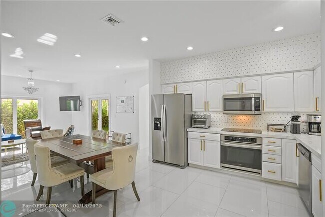 Building Photo - 833 SW 17th St