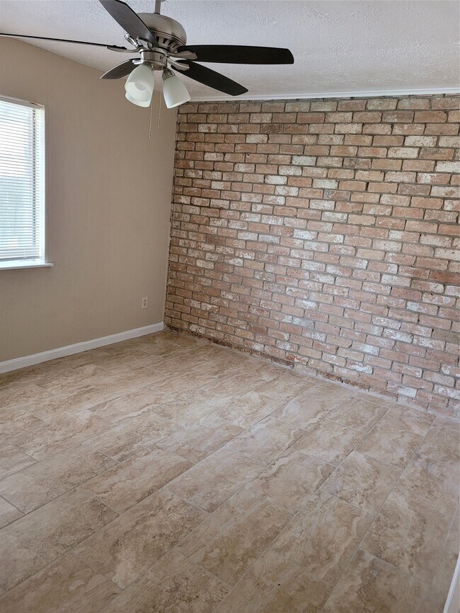 Building Photo - 12123 Sharpview Dr